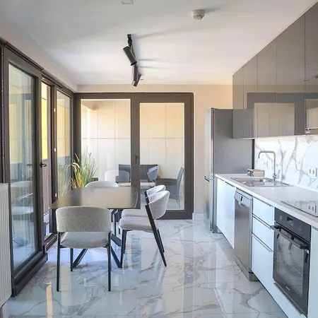 180° View In Diamond Building *